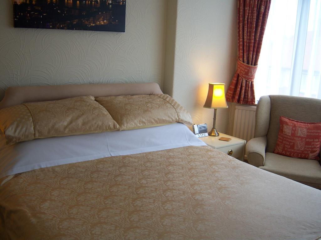 The Hillcrest Hotel Скарбъро Стая снимка
